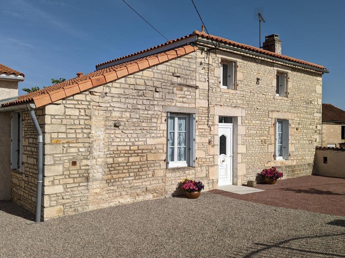 Maison Lumineuse Avec Cour Privative, Proche Sites Culturels, Tout Confort, Equipe Bebe, Wifi Inclus - Fr-1-653-98 Puyreaux 외부 사진